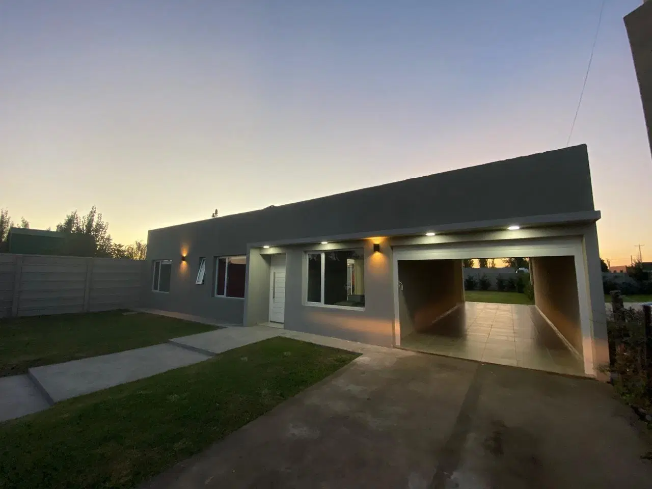 Casa en venta de 4 ambientes, parque y pileta 9 de julio 2