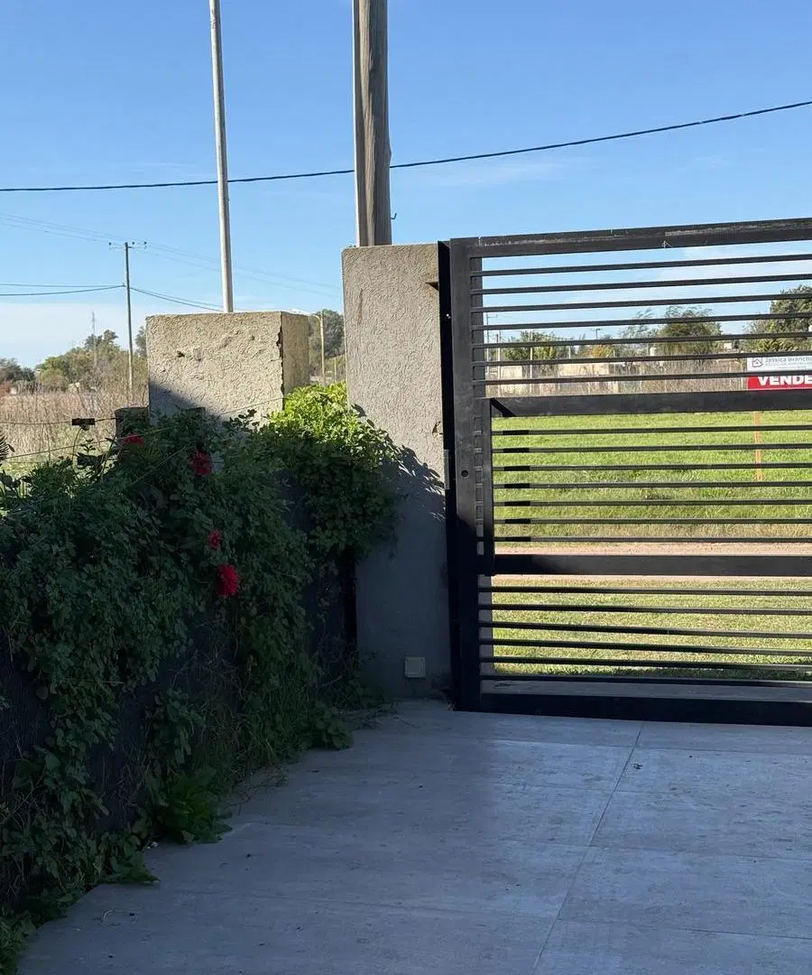 Casa en venta de 4 ambientes, parque y pileta 9 de julio 3