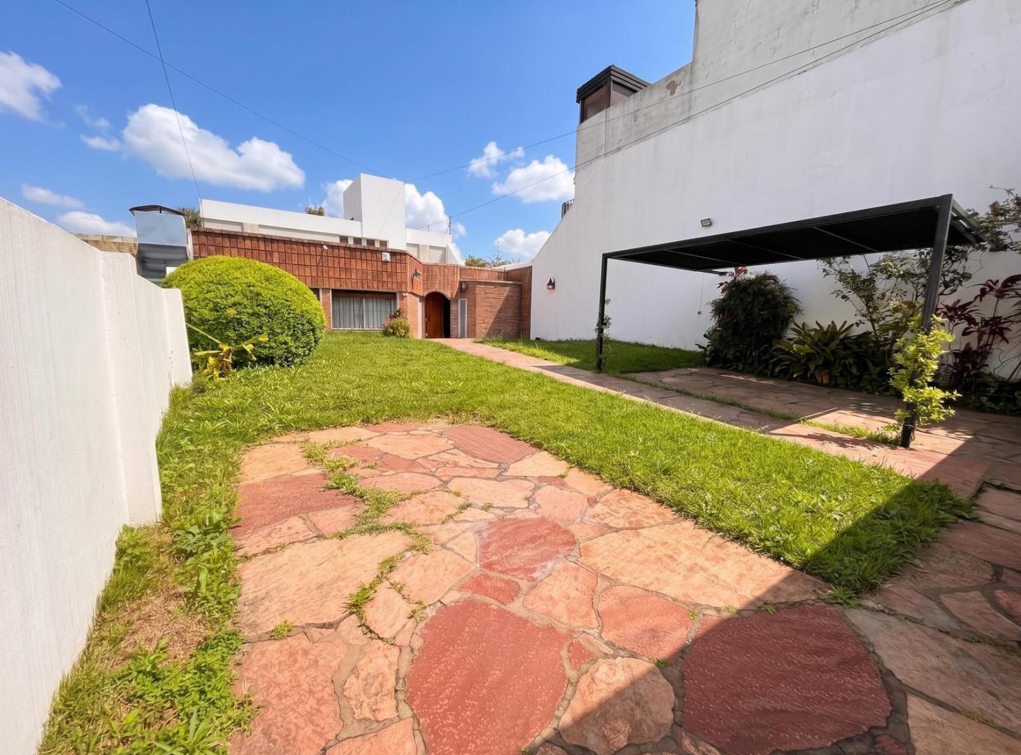 Foto de Casa EN VENTA Ramos Mejía CON QUINCHO Y PILETA, imagen 2