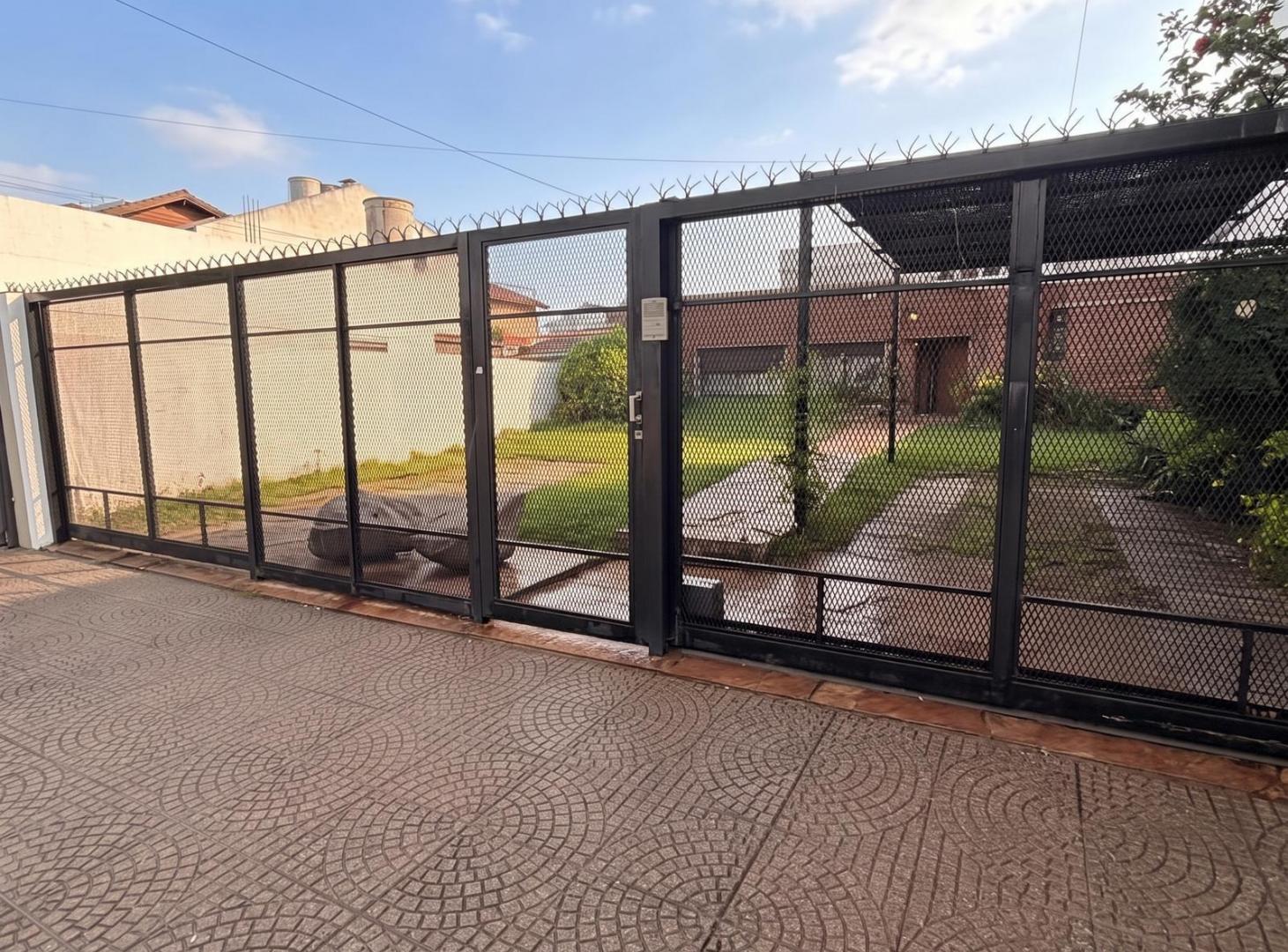 Foto de Casa EN VENTA Ramos Mejía CON QUINCHO Y PILETA, imagen 1