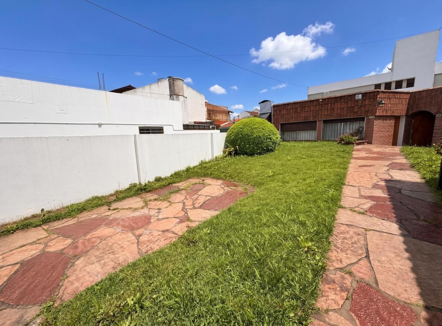 Foto de Casa EN VENTA Ramos Mejía CON QUINCHO Y PILETA, imagen 4