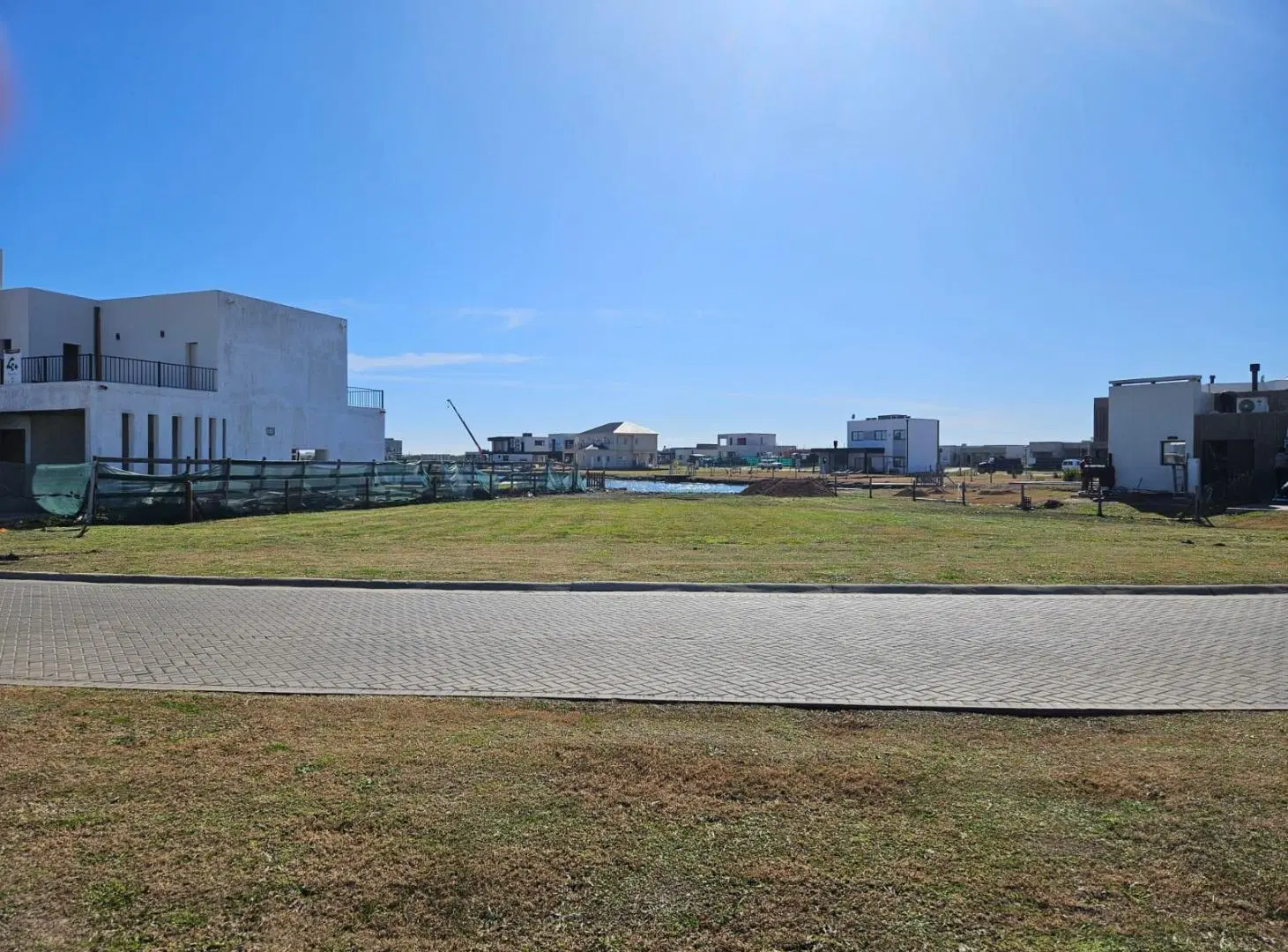 Lote en venta con salida a la laguna en Barrio Sebastian Gaboto 2