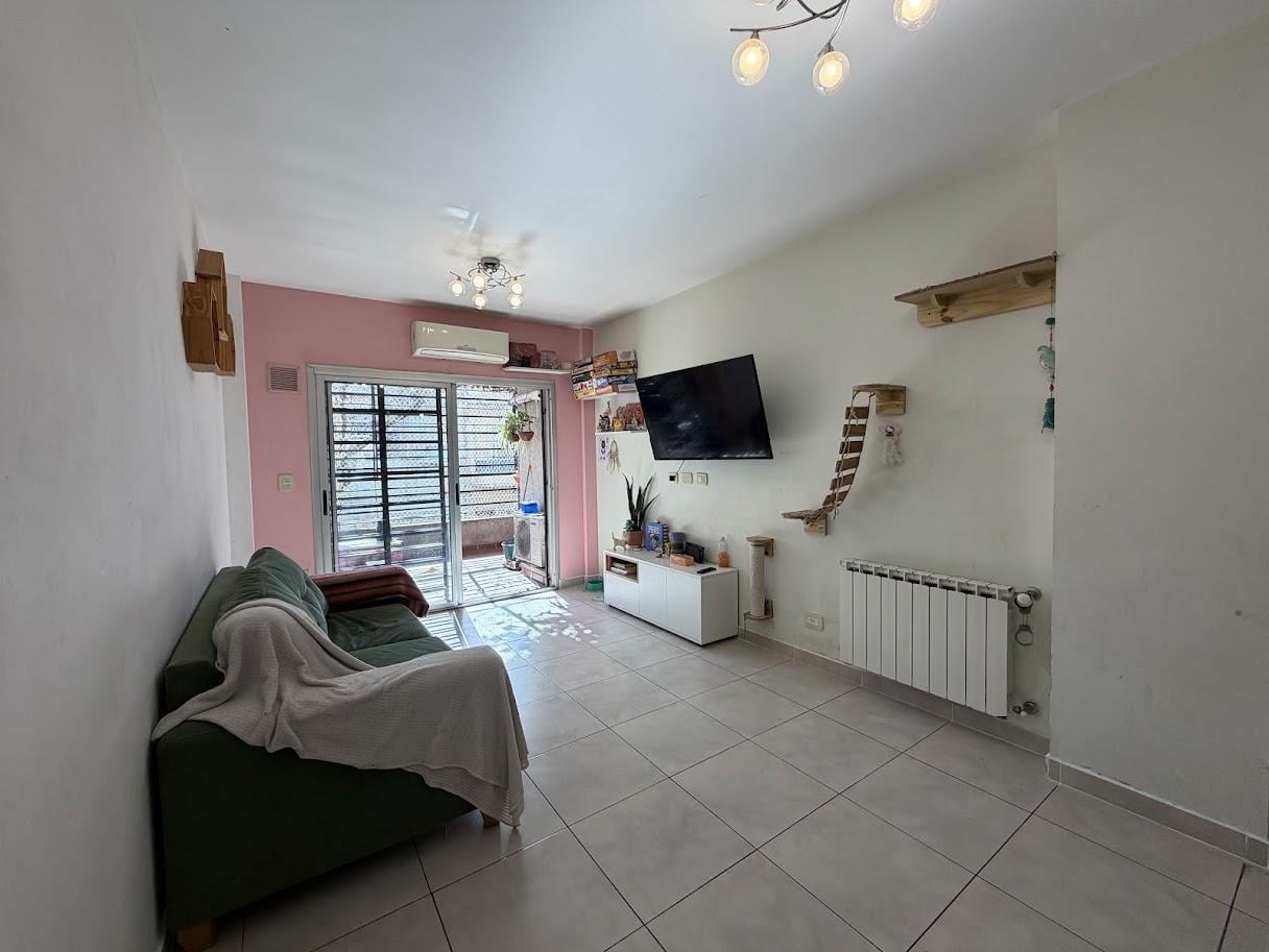 Foto de Departamento 2 ambientes c/ balcón, patio y cochera en VENTA en Villa, imagen 2