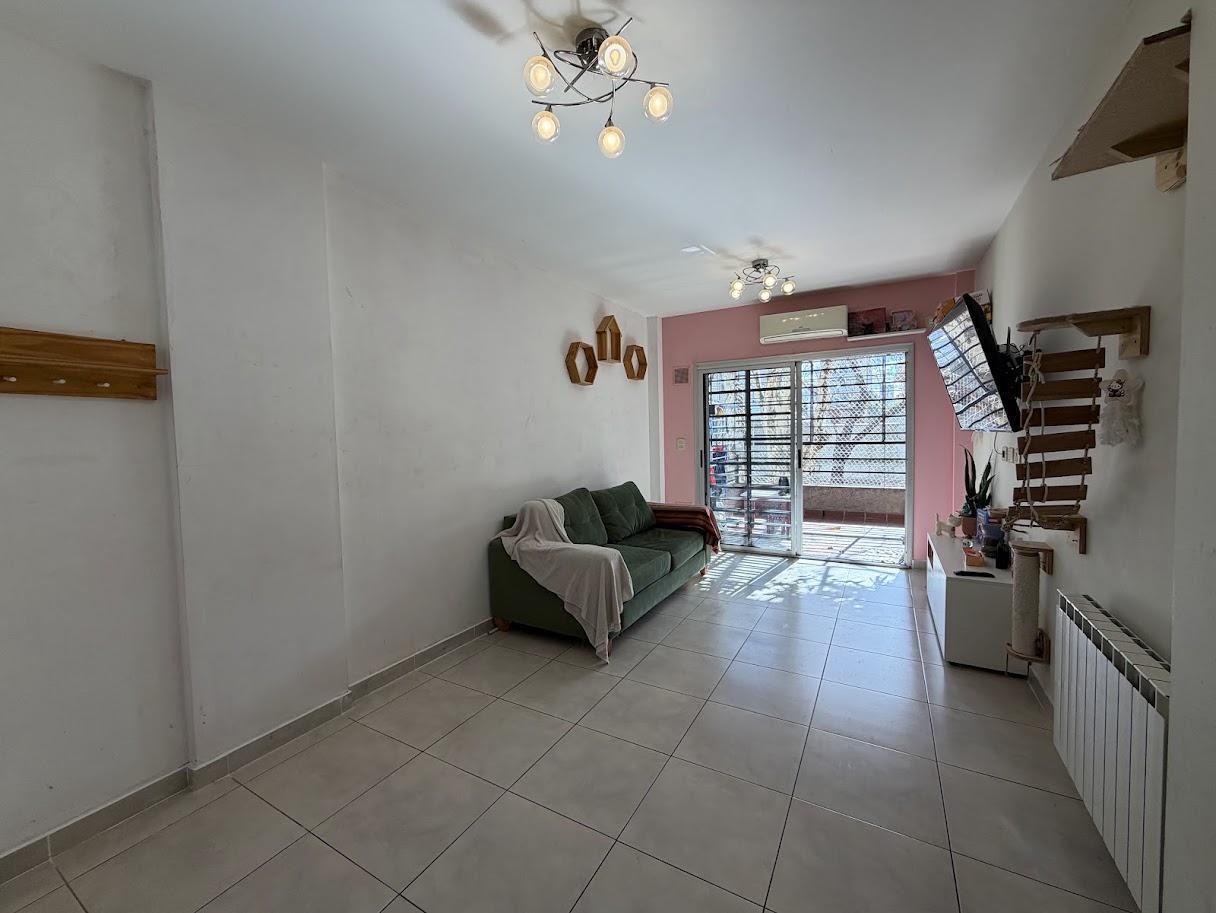 Foto de Departamento 2 ambientes c/ balcón, patio y cochera en VENTA en Villa, imagen 3