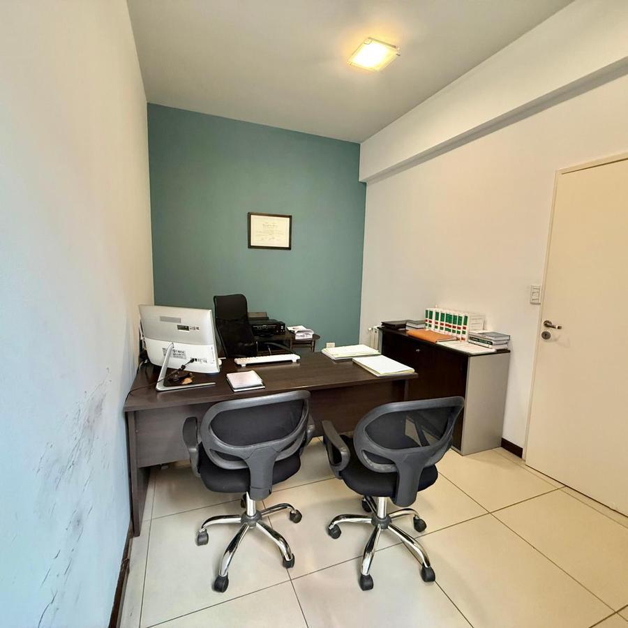 Foto de Oficina en venta | Calle Mitre, Mendoza | 190 m² + 2 cocheras · USD, imagen 2