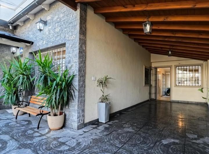 Casa 3 ambientes en Castelar con cochera, patio, parrilla y lavadero 2