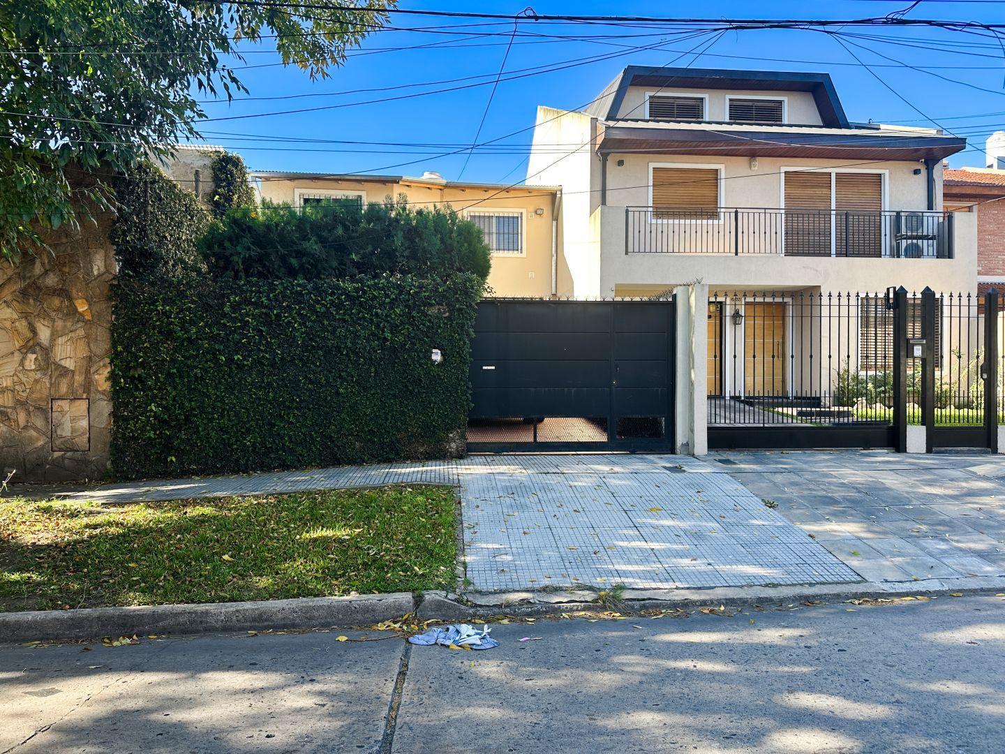Casa 4 Ambientes con Gran Parque, Pileta y Cochera en Villa Ballester