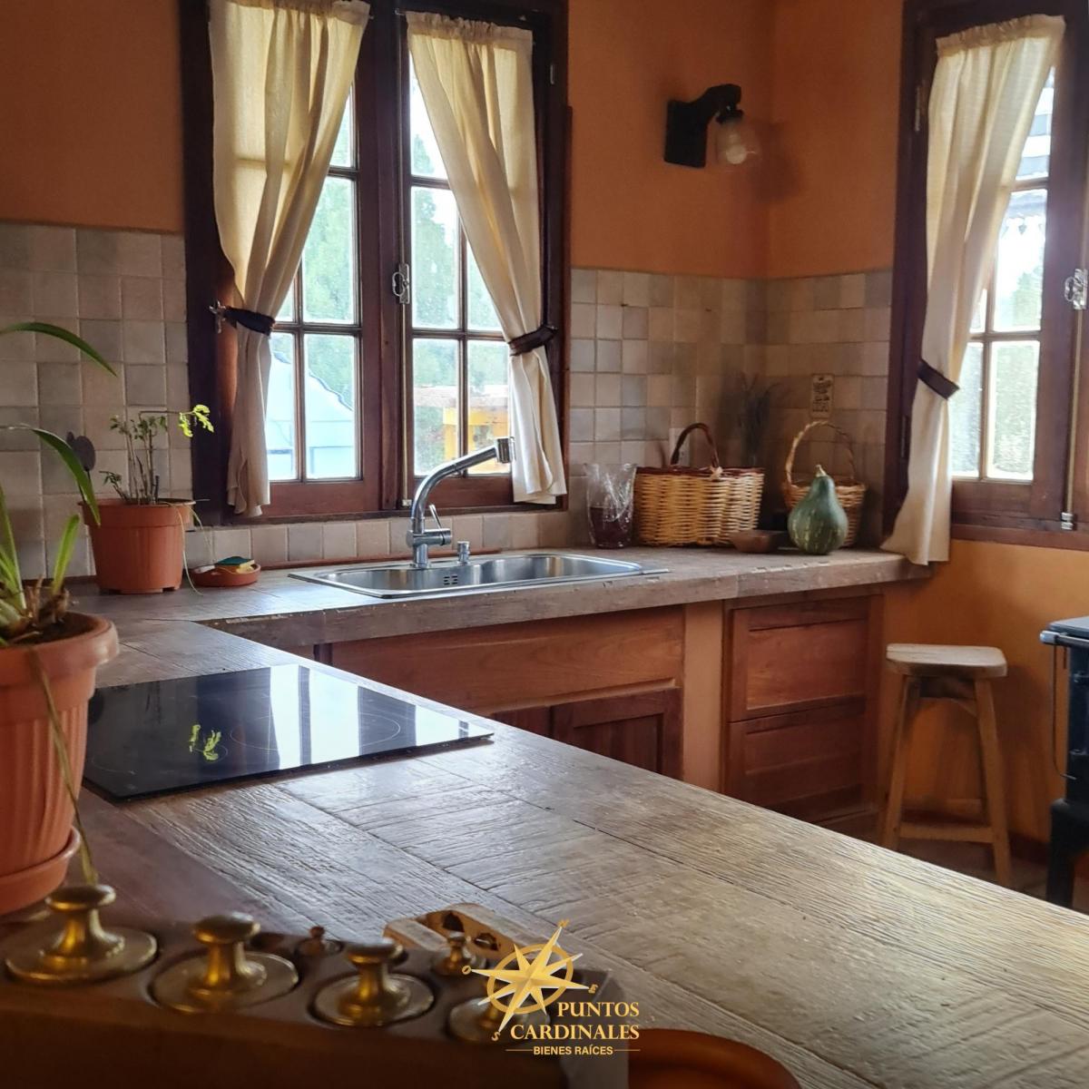 Casa a La Venta en Esquel: 3 Habitaciones, Jardín y Galerías Semicubiertas 4