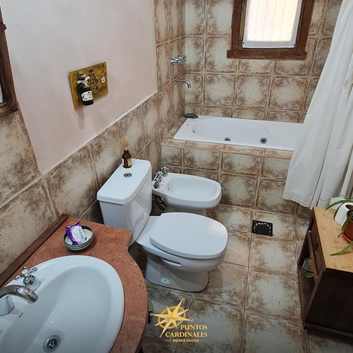 Casa a La Venta en Esquel: 3 Habitaciones, Jardín y Galerías Semicubiertas 2