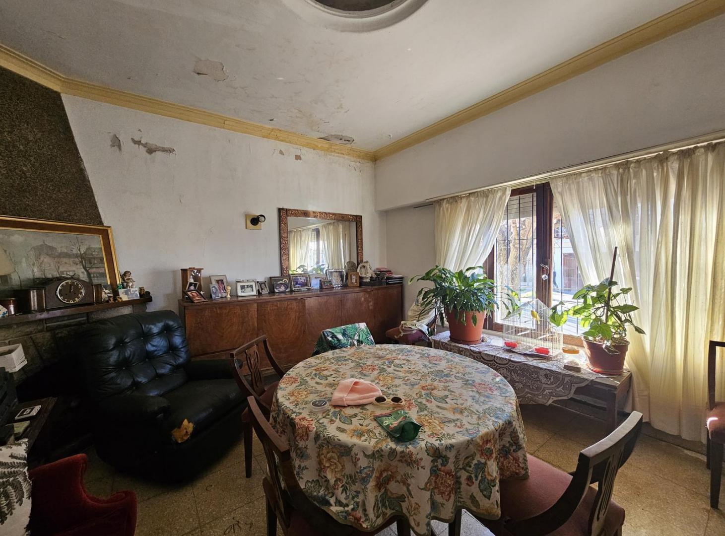Foto de Casa 4 ambientes a reciclar mas departamento 2 ambientes | Barrio Chauvin, imagen 2
