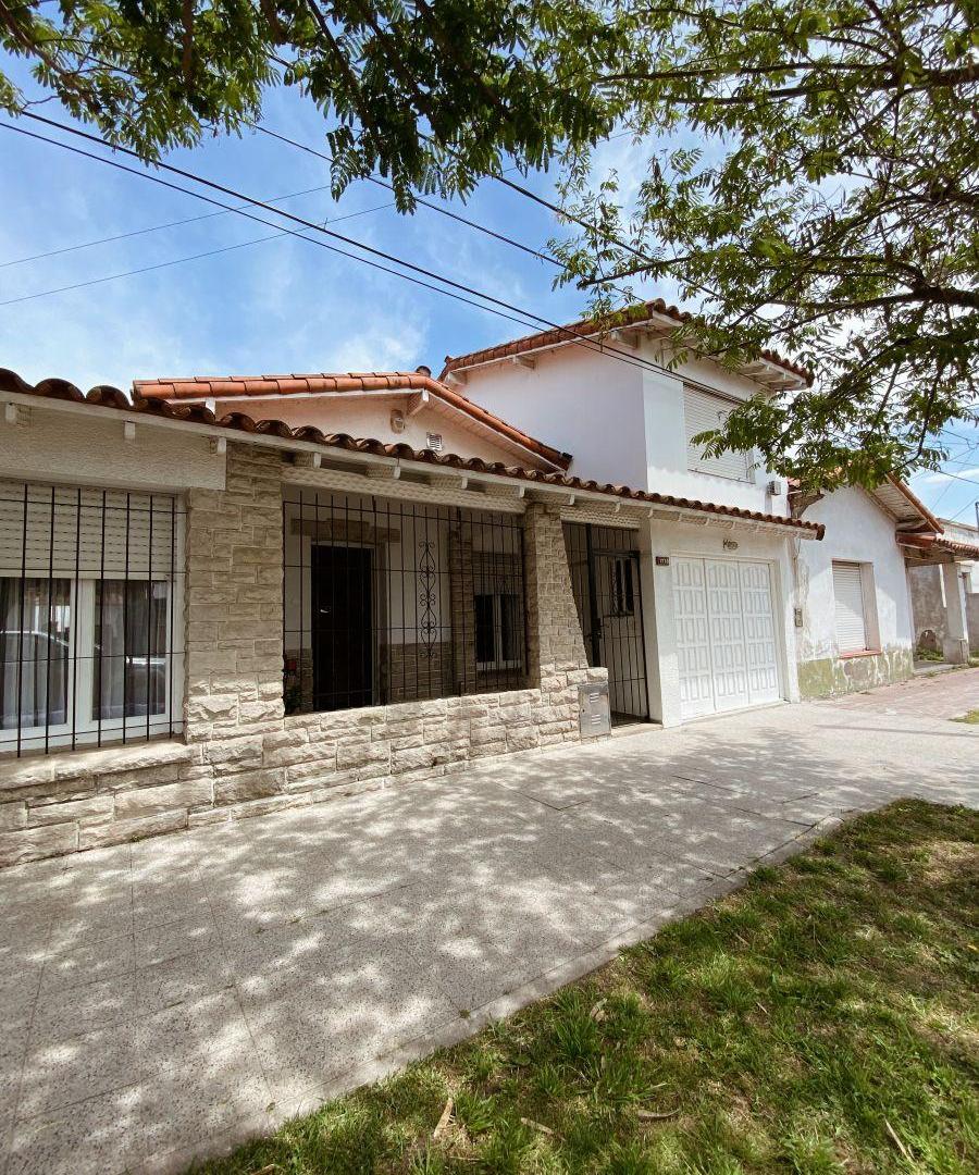 Casa para 4 personas con parrilla y cochera en zona centro, Miramar - Hola Sur