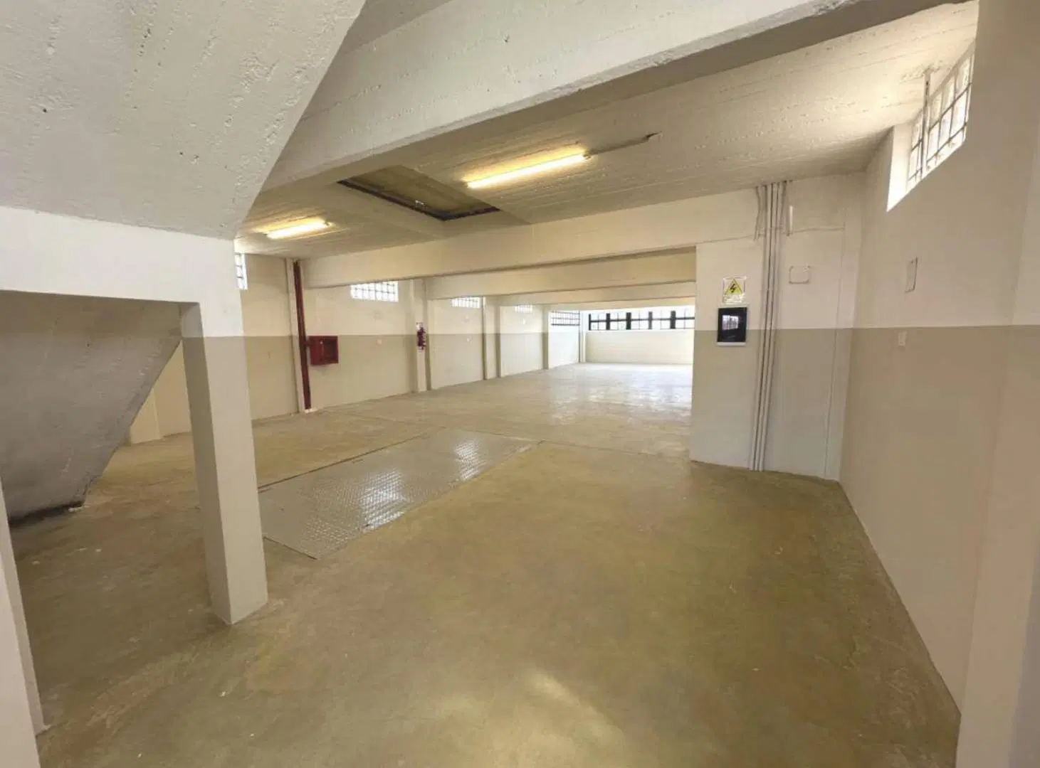 Excelente Depósito con Local Comercial y Oficinas 8