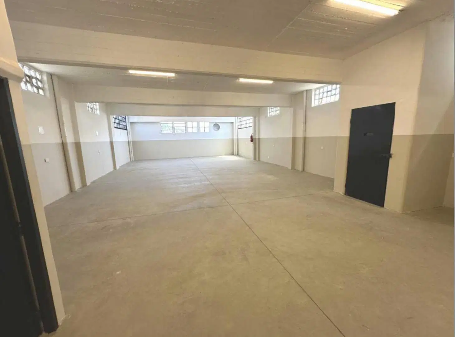 Excelente Depósito con Local Comercial y Oficinas 2