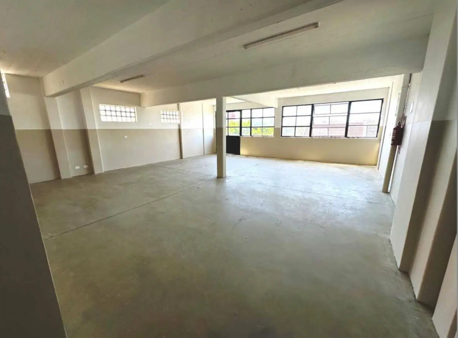 Excelente Depósito con Local Comercial y Oficinas 4