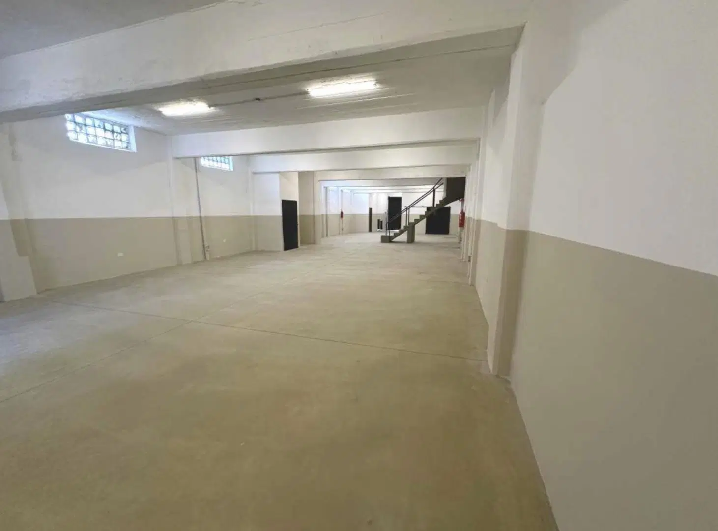Excelente Depósito con Local Comercial y Oficinas 5