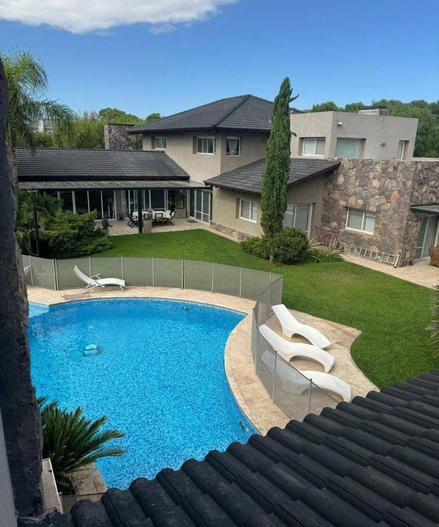 Propiedad única en Dalvian | 2.500 m² de terreno + 1.000 m² construidos