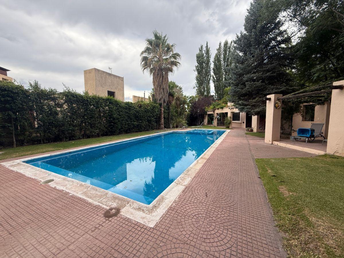 Vistalba: Estratégica Residencia con Potencial Comercial en Calle Guardia Vieja.
