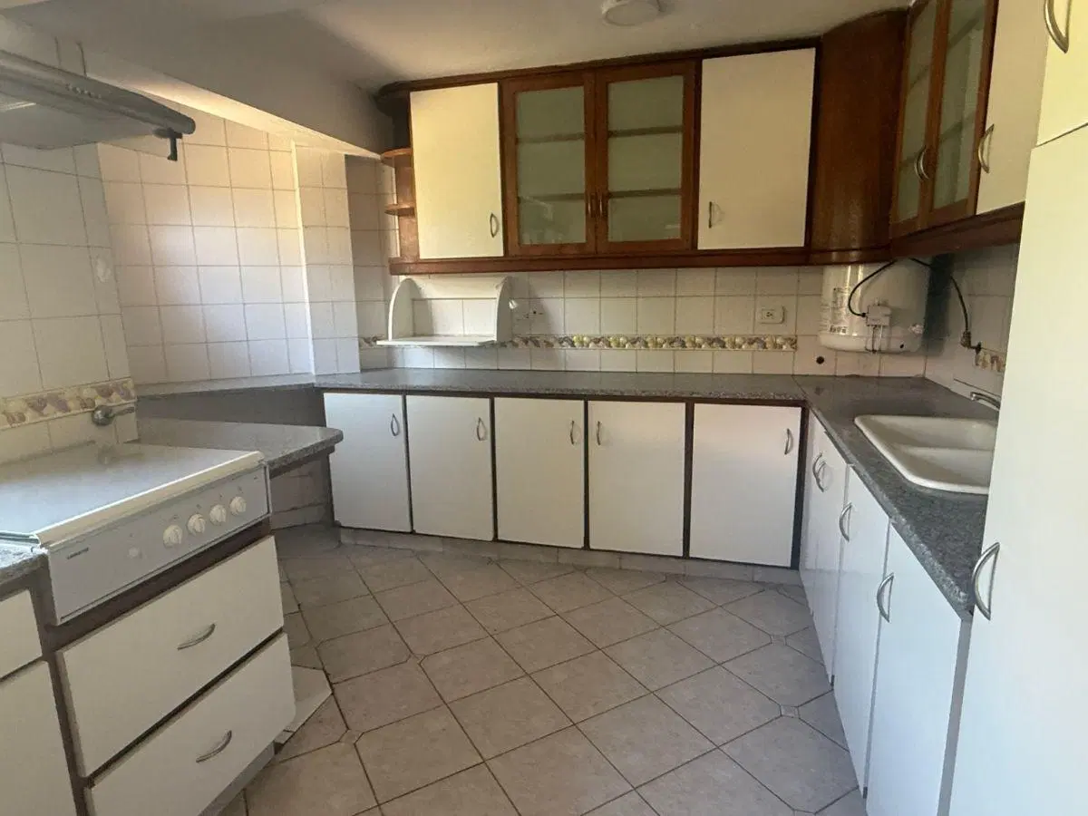 Alquiler en Dalvian: Casa Clásica de 3 Dormitorios con Salida a Dos Calles 5