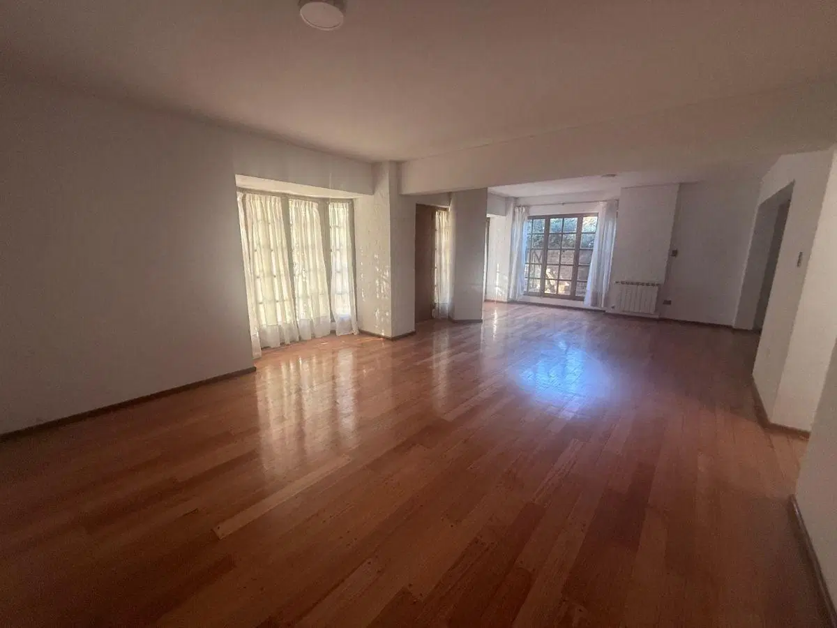 Alquiler en Dalvian: Casa Clásica de 3 Dormitorios con Salida a Dos Calles 3