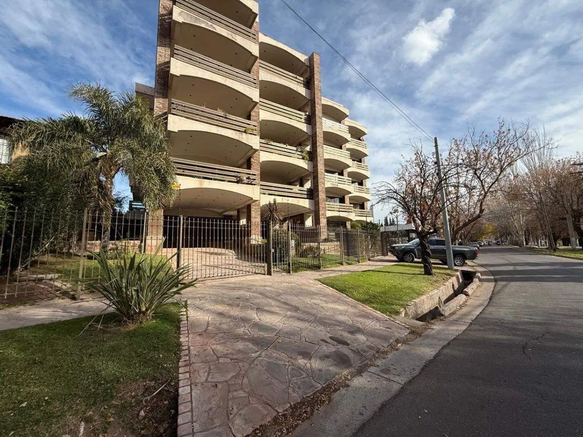Sofisticación Urbana y Vistas Incomparables: Ubicación Estratégica 4