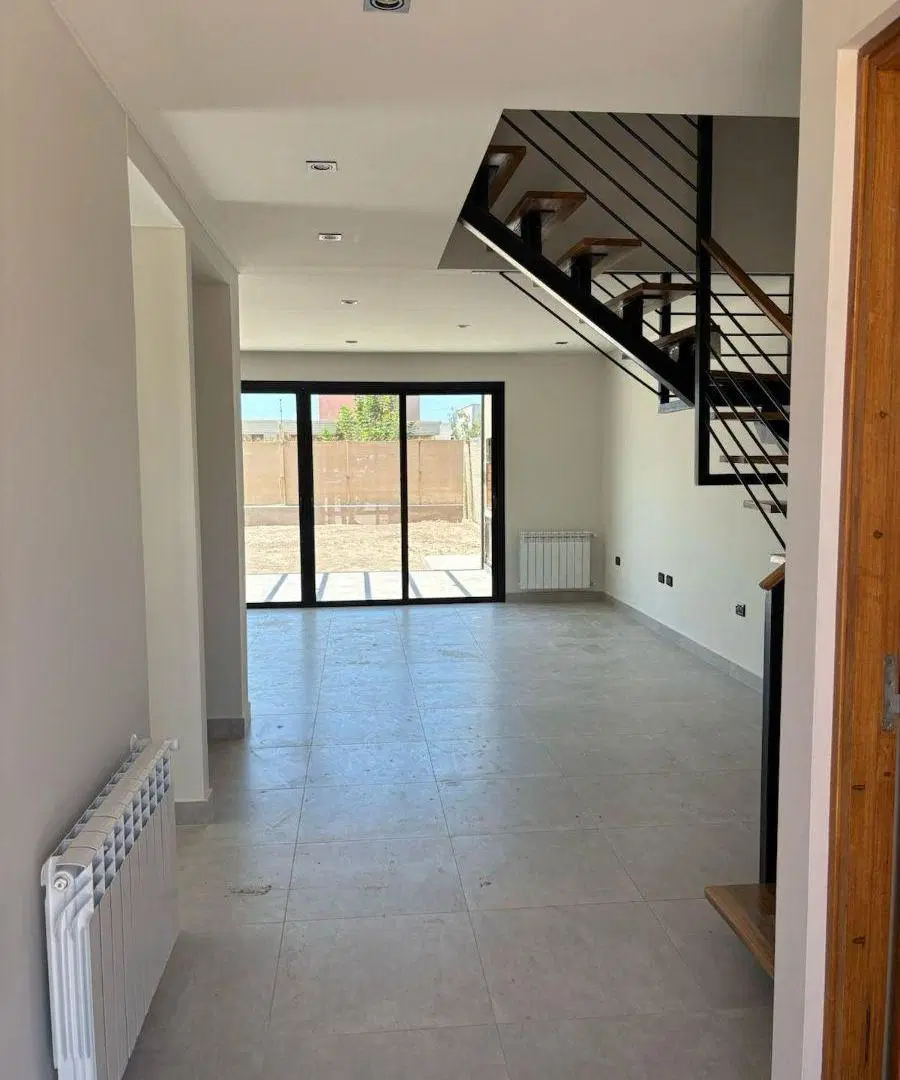 Dúplex en venta con tres habitaciones , cochera Barrio Estancia Bulnes 5