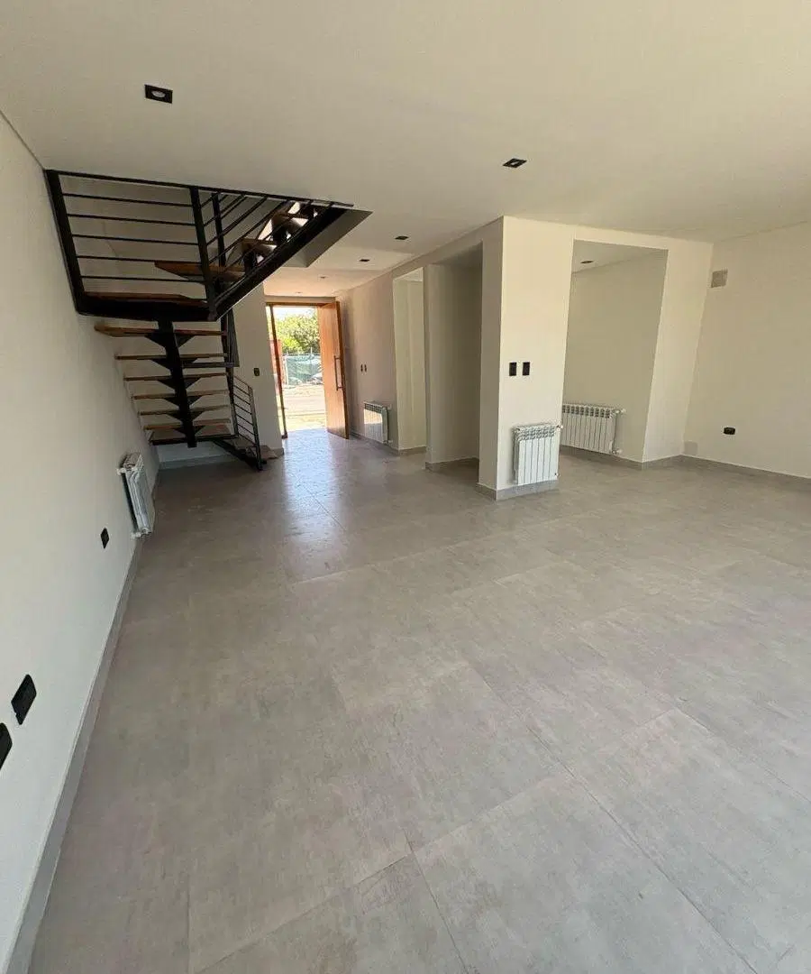 Dúplex en venta con tres habitaciones , cochera Barrio Estancia Bulnes 4