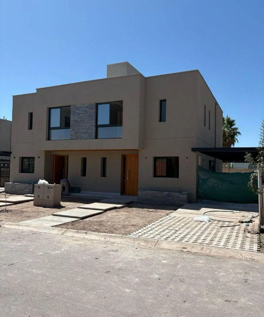 Dúplex en venta con tres habitaciones , cochera Barrio Estancia Bulnes 2
