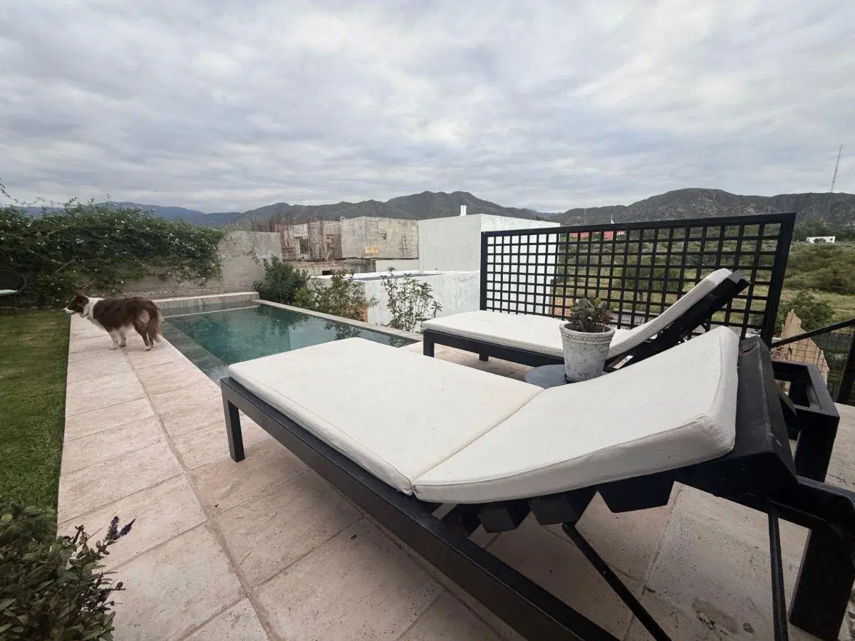 Vanguardia en Dalvian: Residencia de Diseño con Vistas a la Cordillera 5
