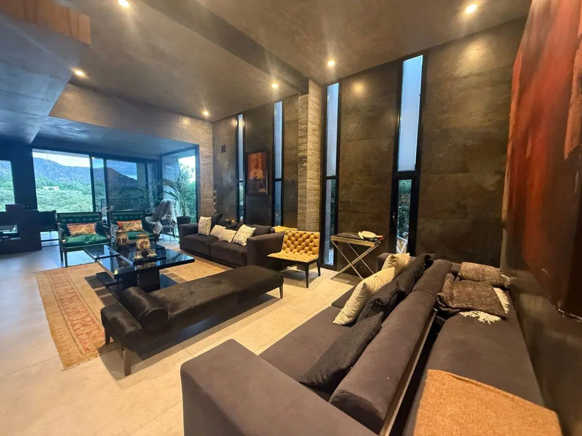 Vanguardia en Dalvian: Residencia de Diseño con Vistas a la Cordillera 4