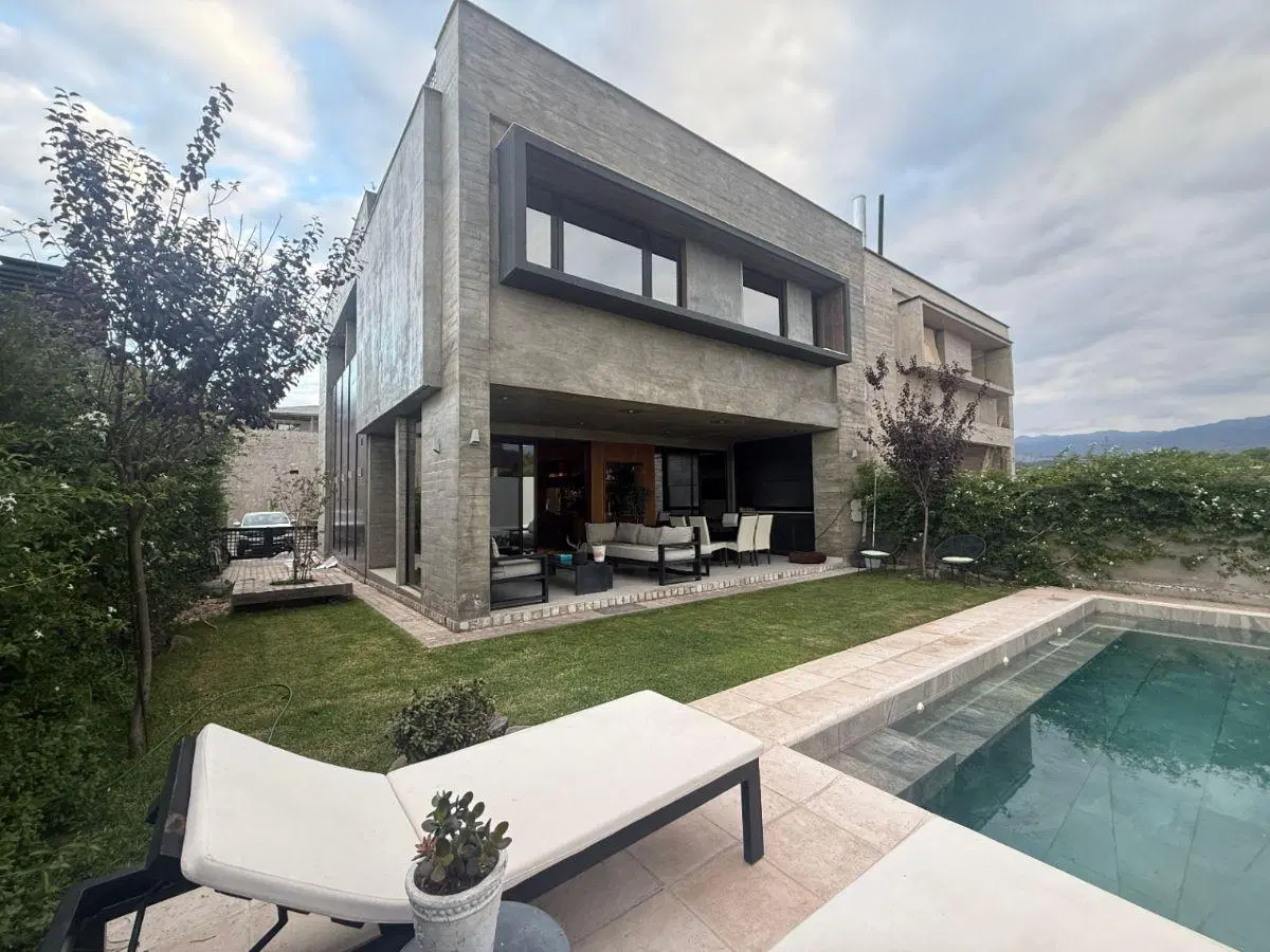 Vanguardia en Dalvian: Residencia de Diseño con Vistas a la Cordillera 3