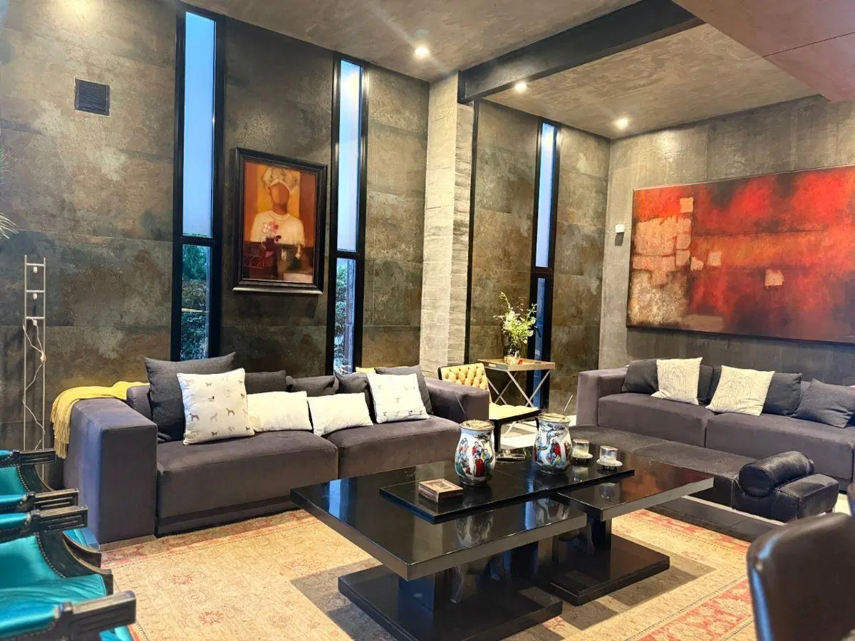Vanguardia en Dalvian: Residencia de Diseño con Vistas a la Cordillera 2
