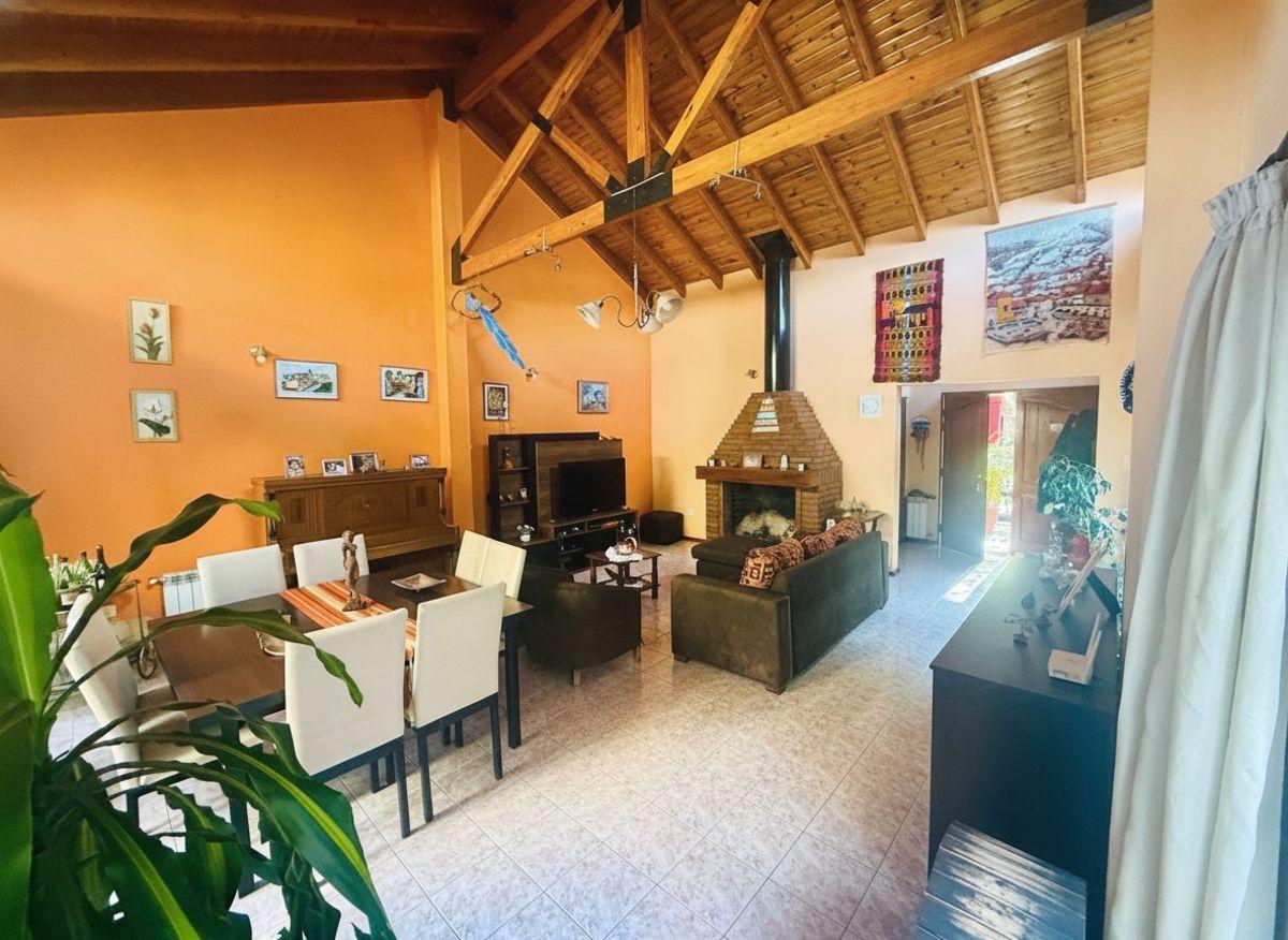 Foto de Casa 4 dormitorios · Lote 409 m² · Sexta Sección, imagen 2