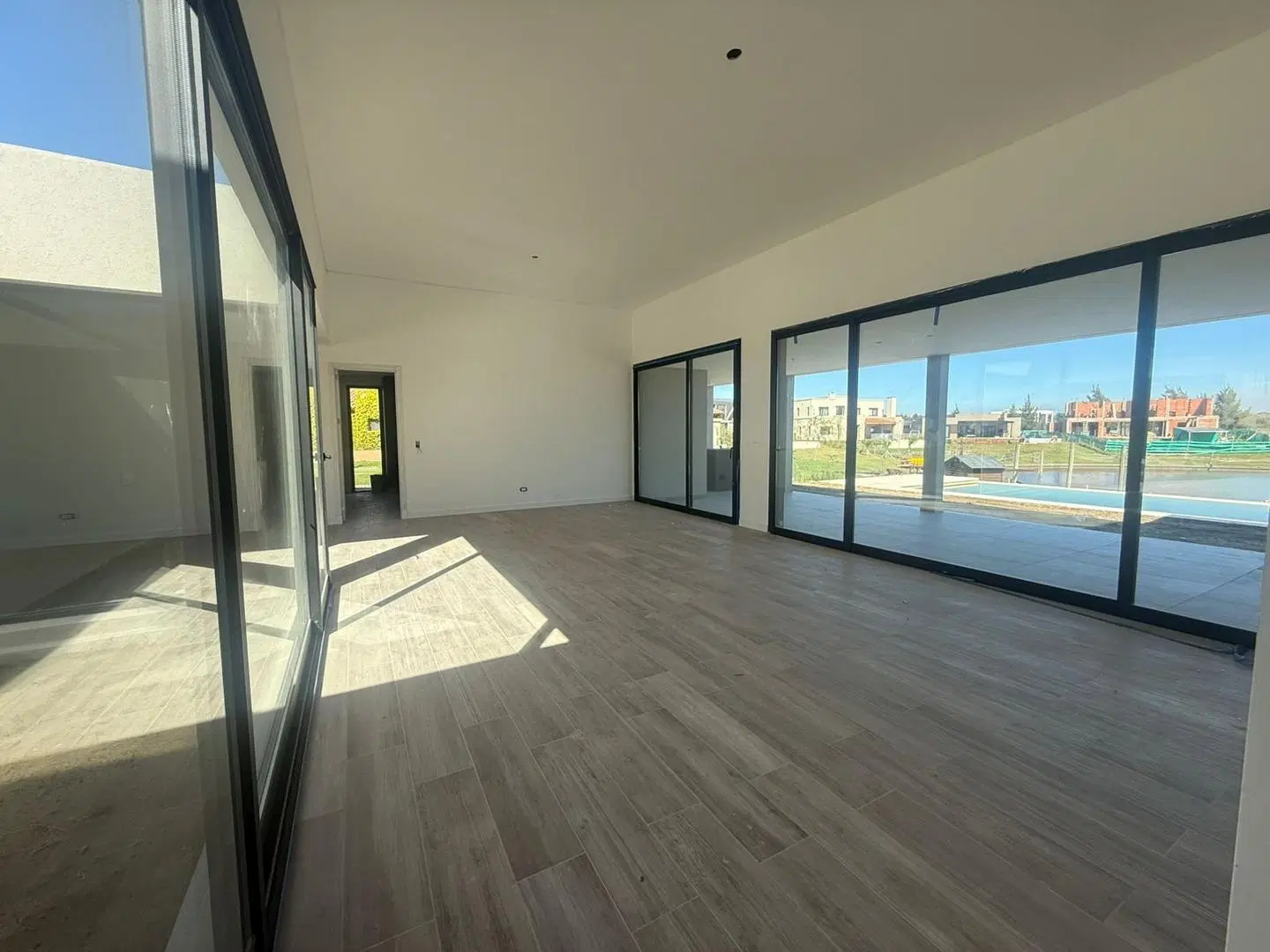 VENTA DE CASA AL RIO 259m2 EN NAUDIR 5