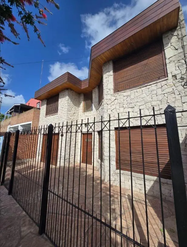 Chalet 5 amb. Barrio San Carlos 1
