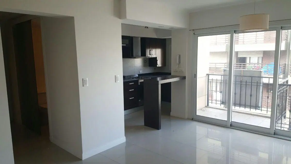 Departamento 3 amb. con Balcón a la calle 5