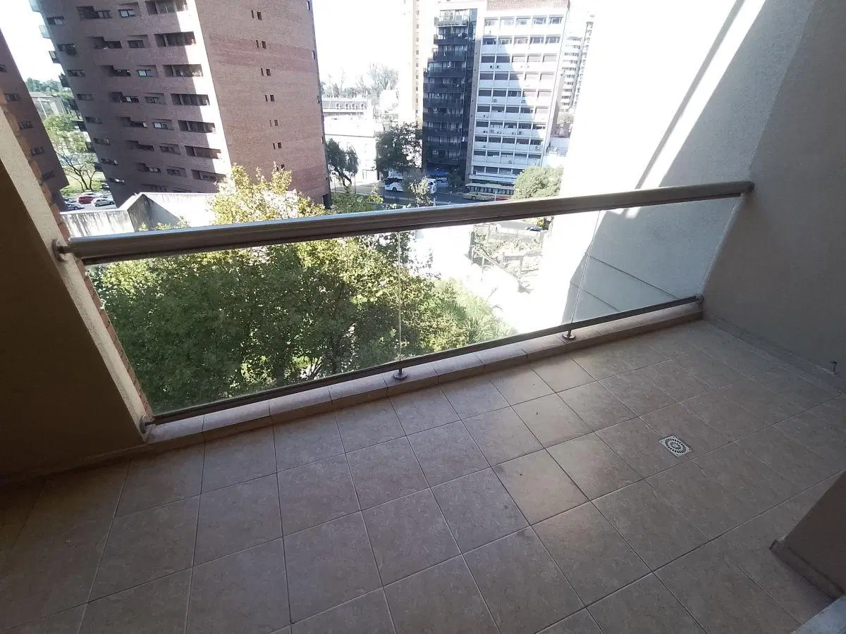 Dpto. 2 Dorm. Amplio piso alto a metros de Yrigoyen 3
