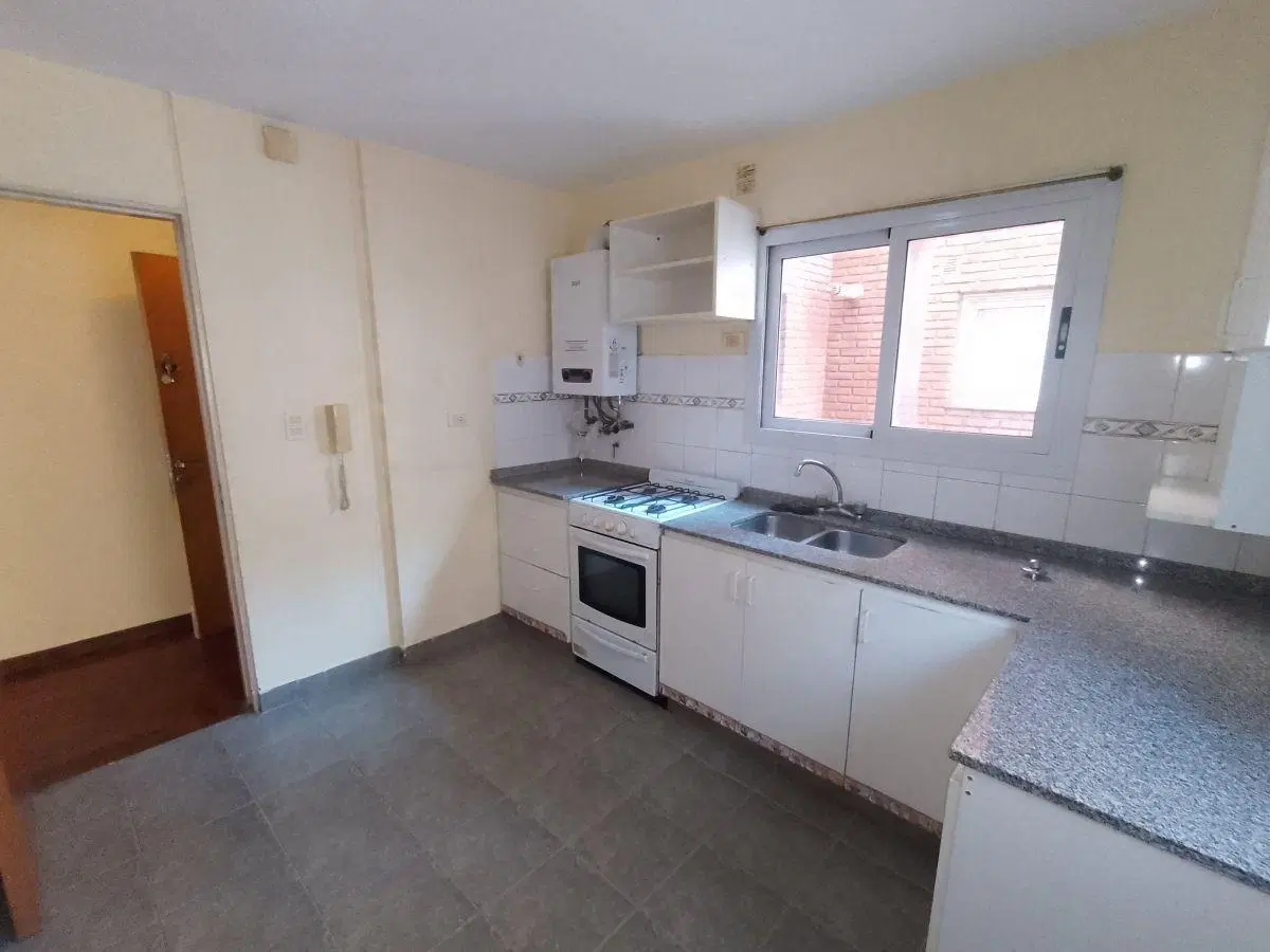 Dpto. 2 Dorm. Amplio piso alto a metros de Yrigoyen 4