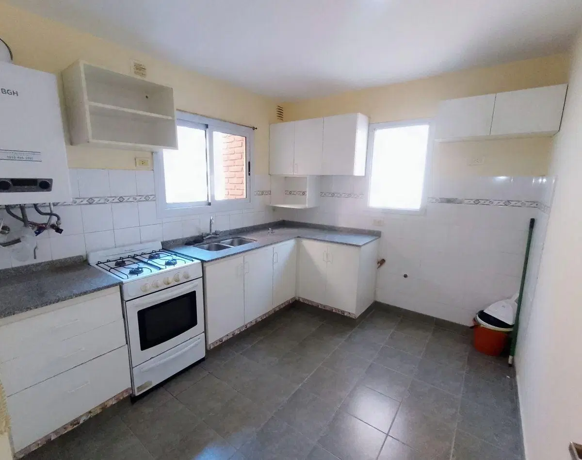 Dpto. 2 Dorm. Amplio piso alto a metros de Yrigoyen 5