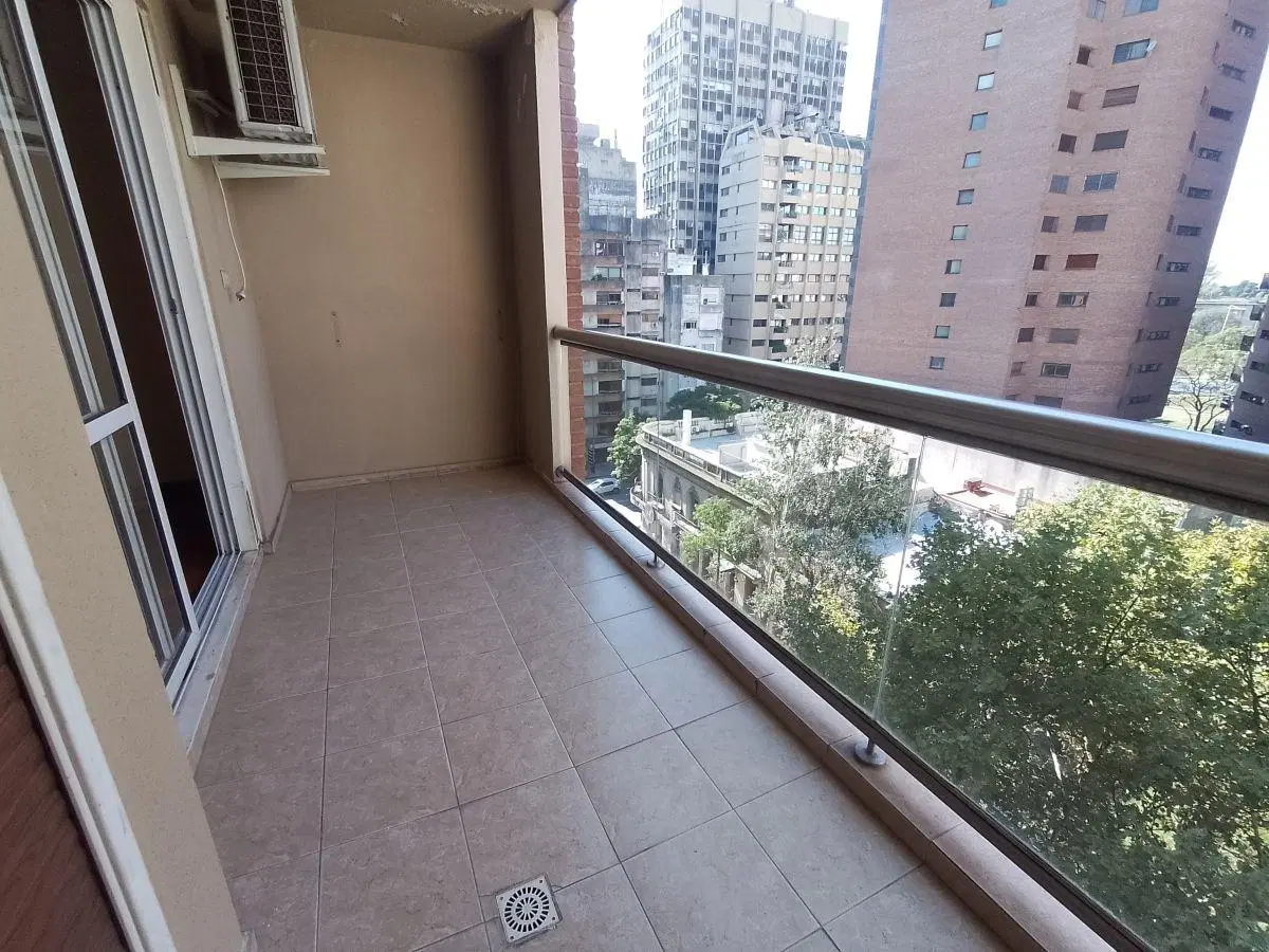 Dpto. 2 Dorm. Amplio piso alto a metros de Yrigoyen 2