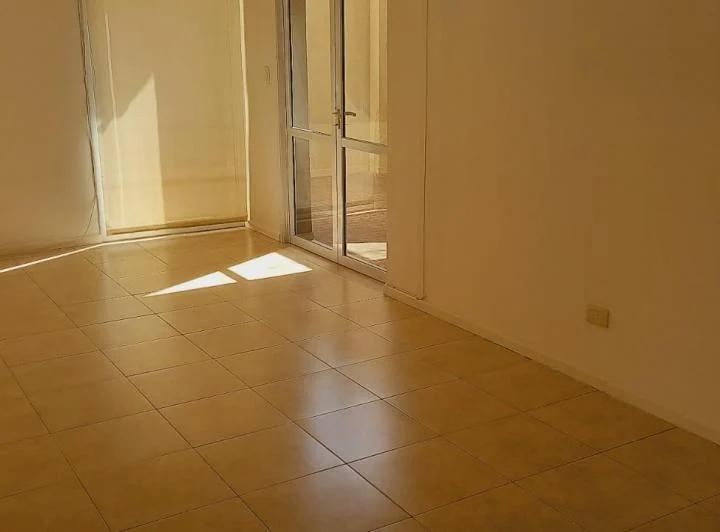 DUEÑO ALQUILA DEPARTAMENTO DE 2 DORMITORIOS IMPECABLE EN PLANTA BAJA. 1