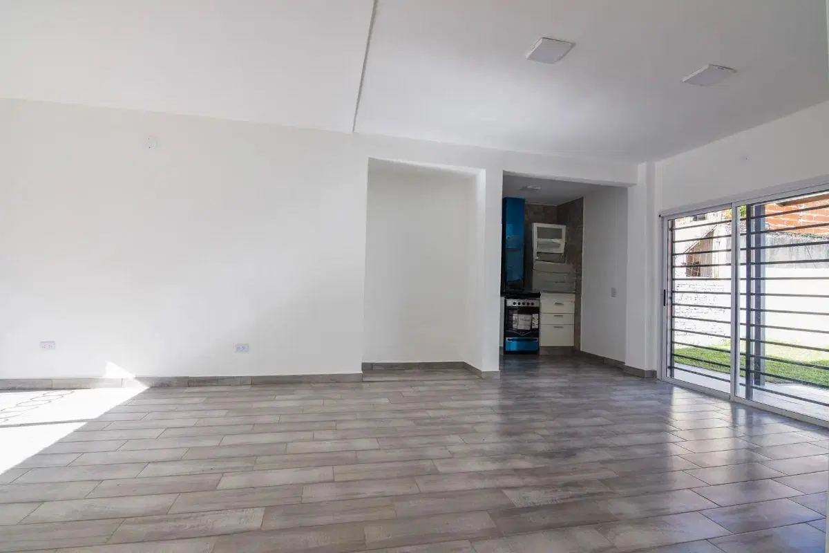 IMPECABLE CASA RECICLADA A NUEVO EN EL CORAZÓN DE CASTELAR NORTE 3