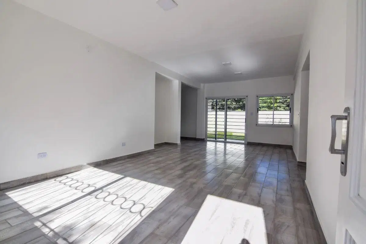 IMPECABLE CASA RECICLADA A NUEVO EN EL CORAZÓN DE CASTELAR NORTE 2