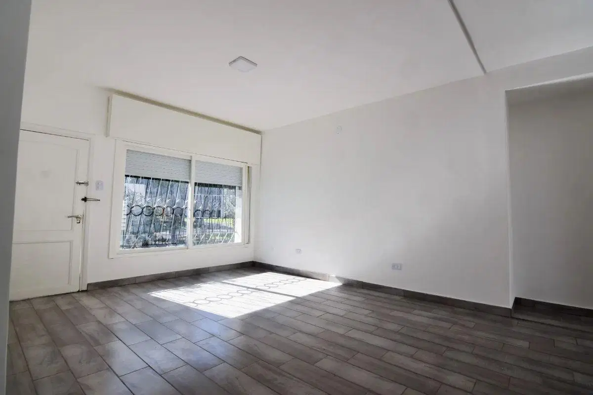 IMPECABLE CASA RECICLADA A NUEVO EN EL CORAZÓN DE CASTELAR NORTE 5