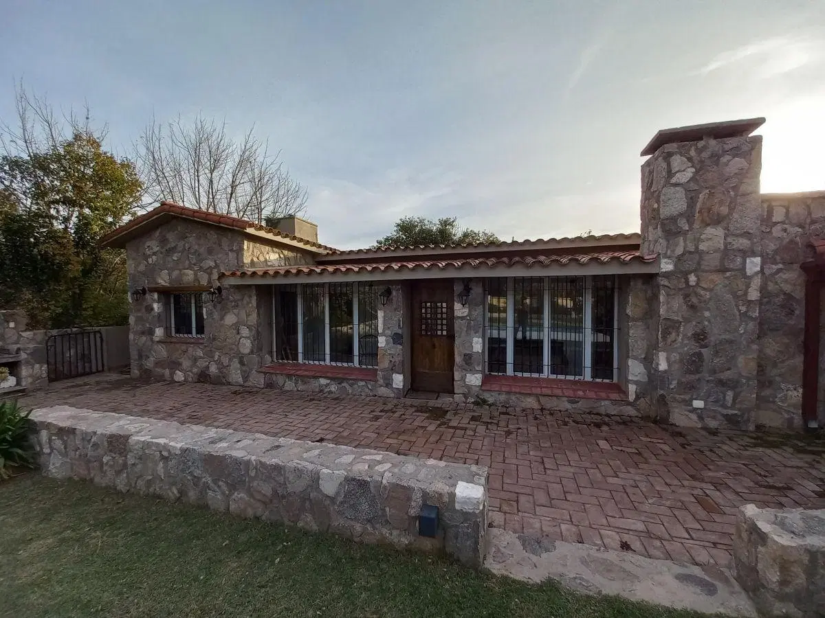 Casa Remodelada en Barrio La costa. Gas Natural. Pileta 3