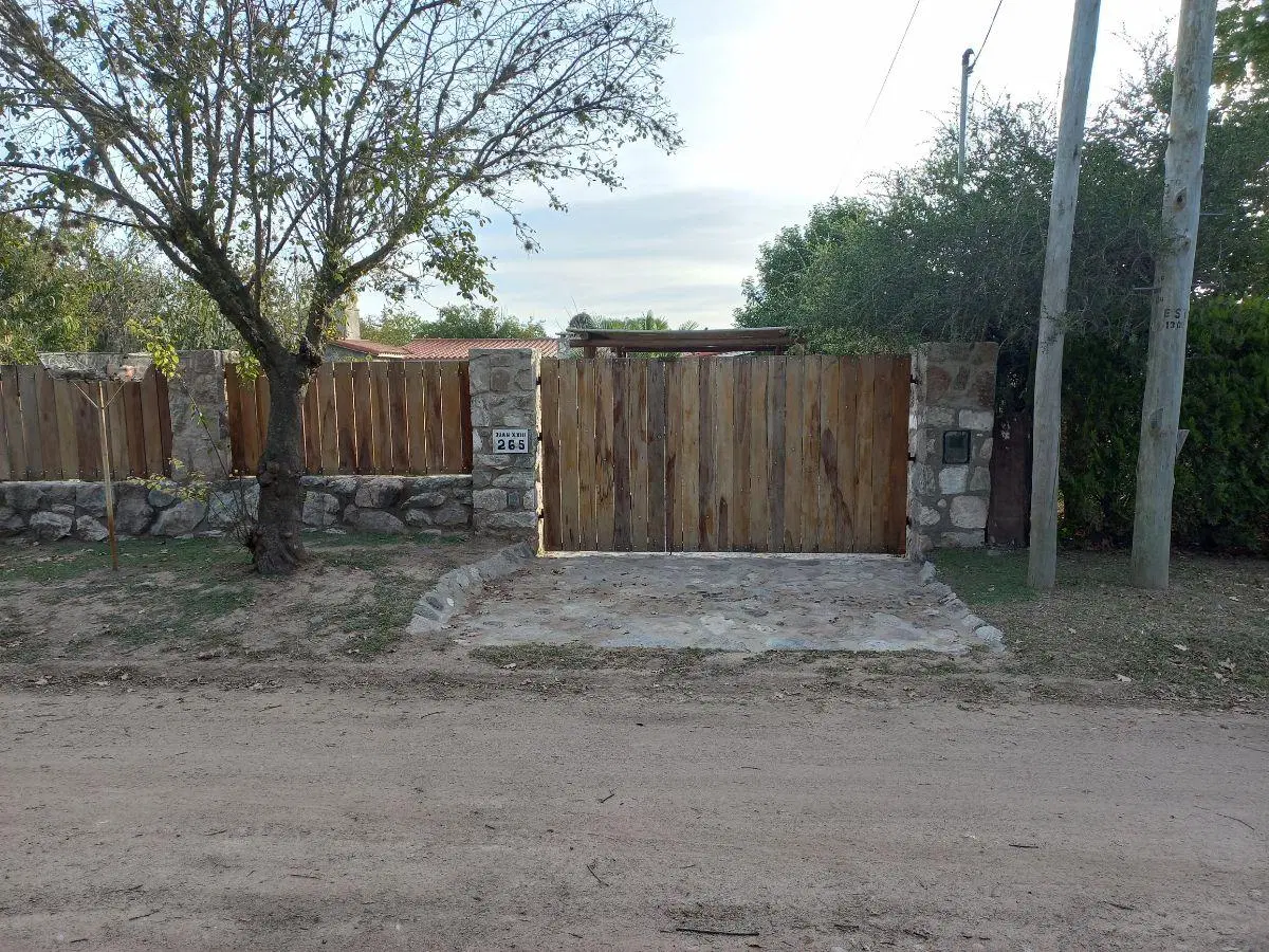 Casa Remodelada en Barrio La costa. Gas Natural. Pileta 2