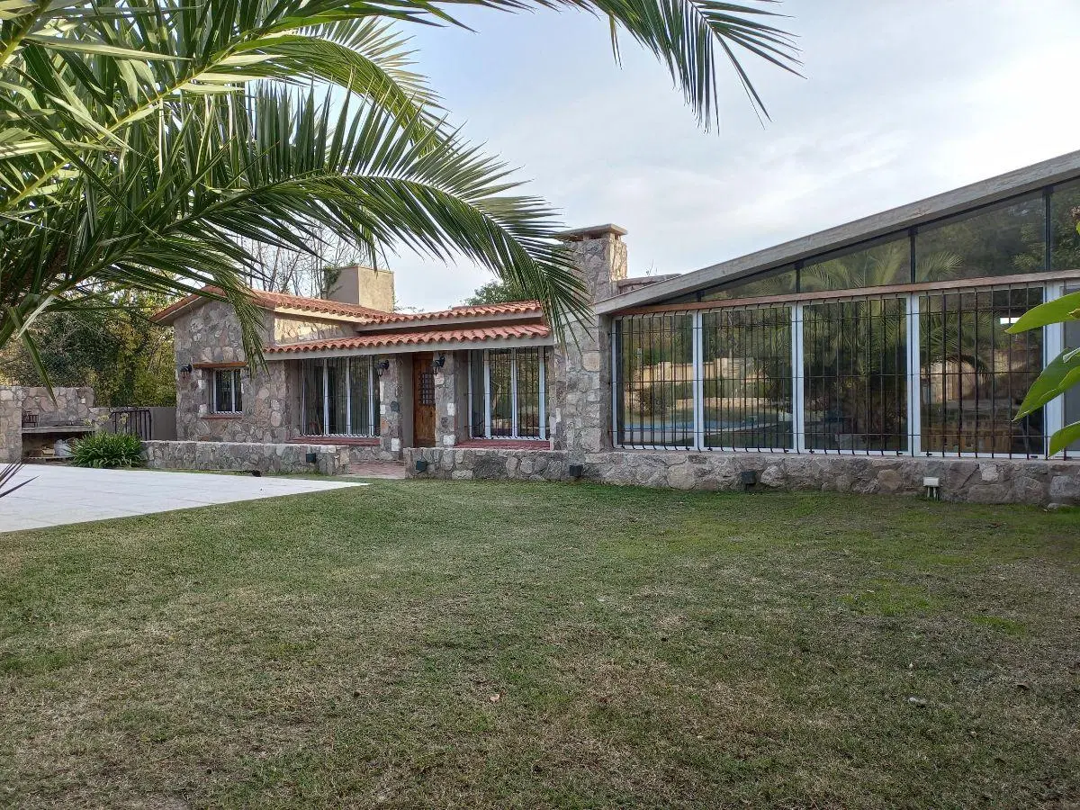 Casa Remodelada en Barrio La costa. Gas Natural. Pileta 4