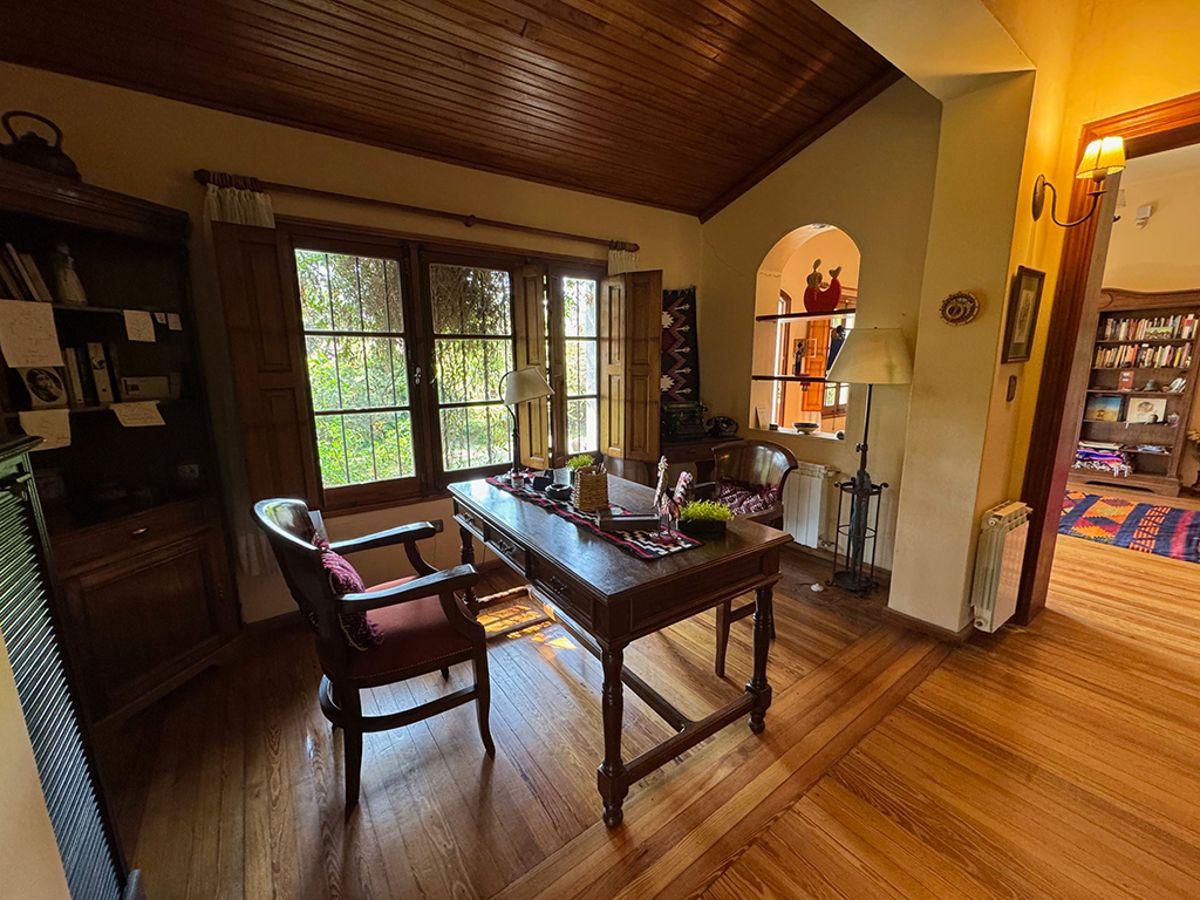 Foto de Casa de Estilo en barrio San Jeronimo con casa de Visitas. Impecable!!!, imagen 3