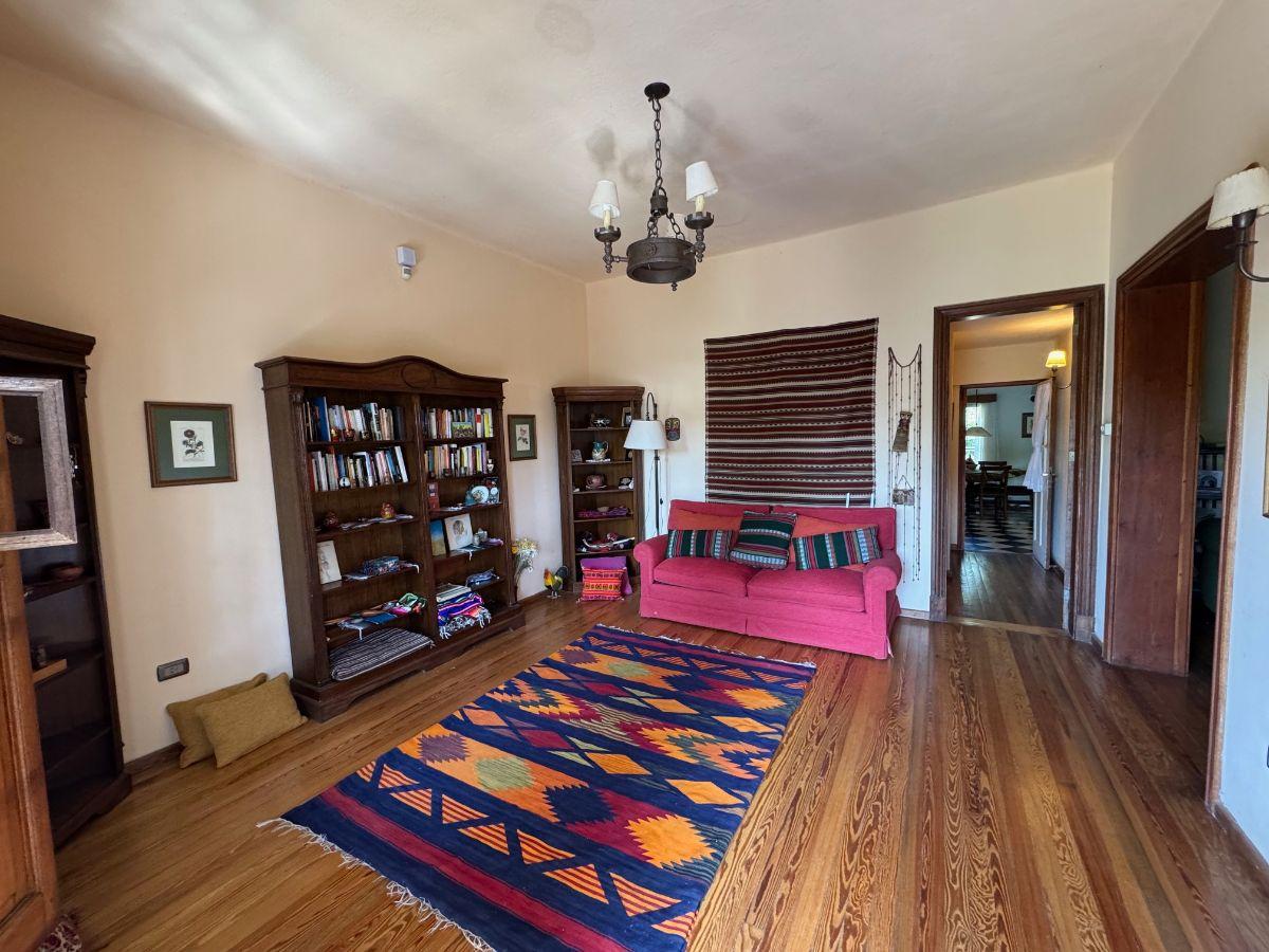 Foto de Casa de Estilo en barrio San Jeronimo con casa de Visitas. Impecable!!!, imagen 4