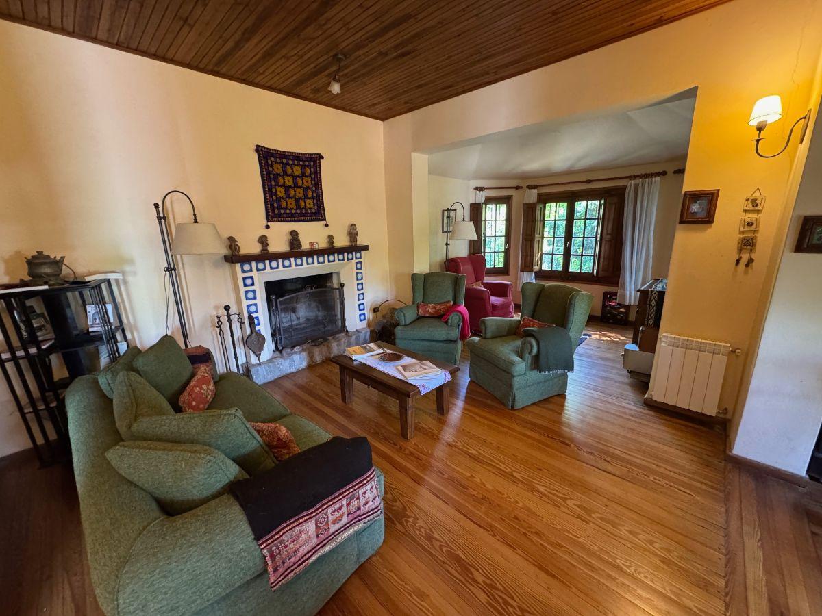 Foto de Casa de Estilo en barrio San Jeronimo con casa de Visitas. Impecable!!!, imagen 2