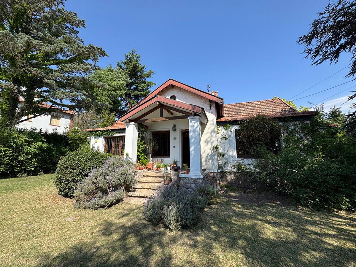 Foto de Casa de Estilo en barrio San Jeronimo con casa de Visitas. Impecable!!!, imagen 5